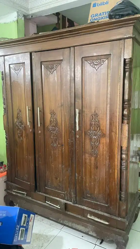 LEMARI 3 PINTU, DIJUAL CEPAT