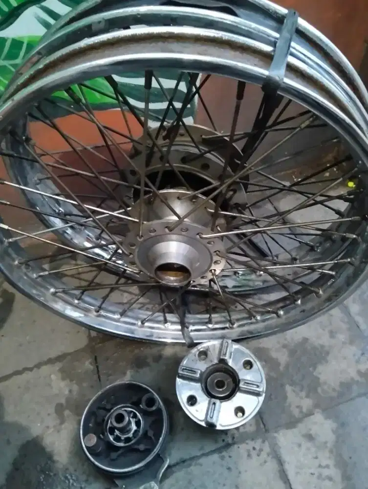 Velg ORI motor Revo kelengkapan seperti foto