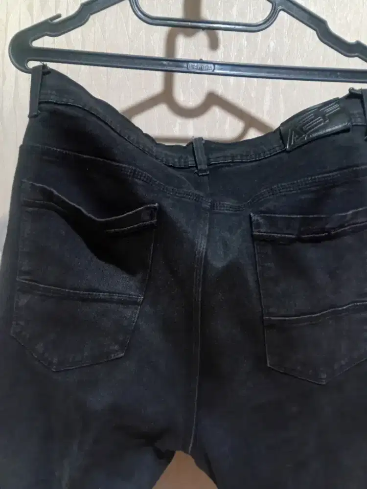 Dijual celana jeans hitamsize 36