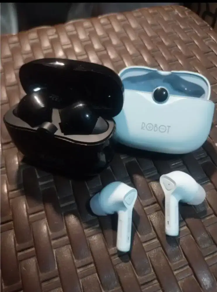 Tws Robot T30 earphone bluetooth second