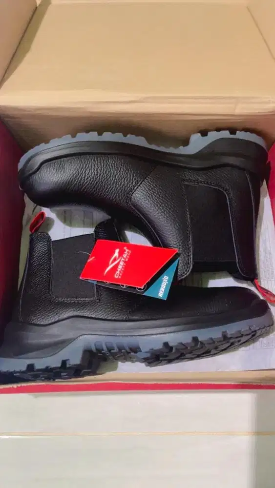 dijual sepatu safety baru...