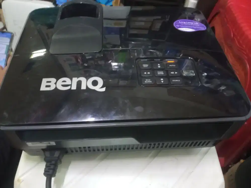 Proyektor terang, siap nobar, dan rapat