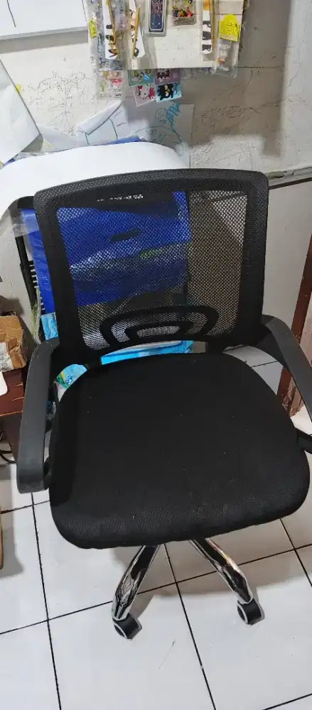 Kursi Kantor Hitam ada Roda