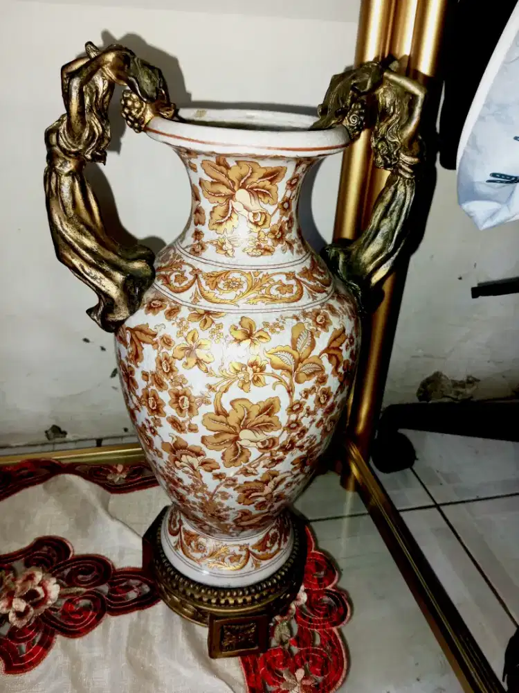 Vas Bunga Keramik Gaya Eropa Antik dan Vintage