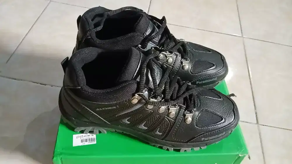 Sepatu gunung Baru