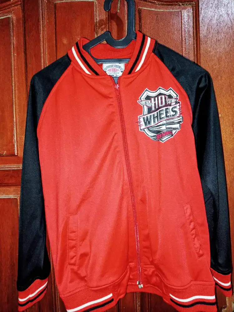 jaket varsity Hot Wheels berwarna merah dan hitam