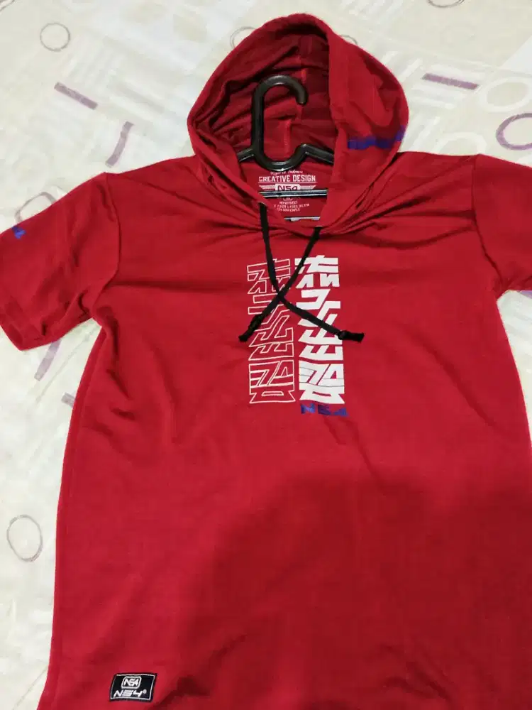 hoodie lengan pendek berwarna merah