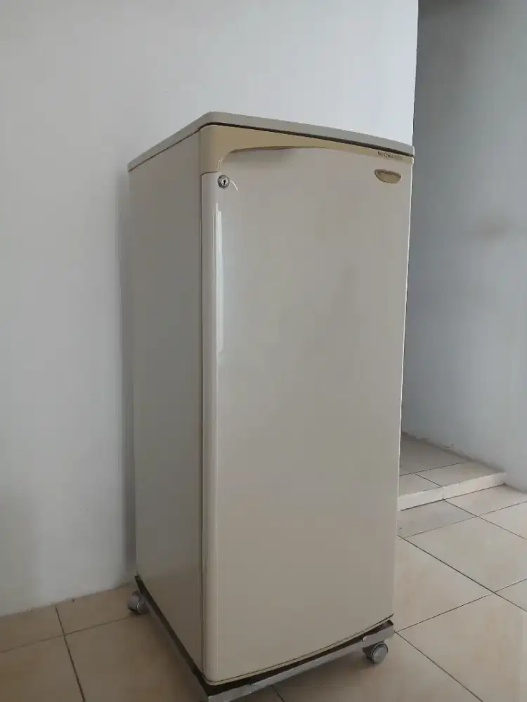 Dijual kulkas masih bagus merk sharp