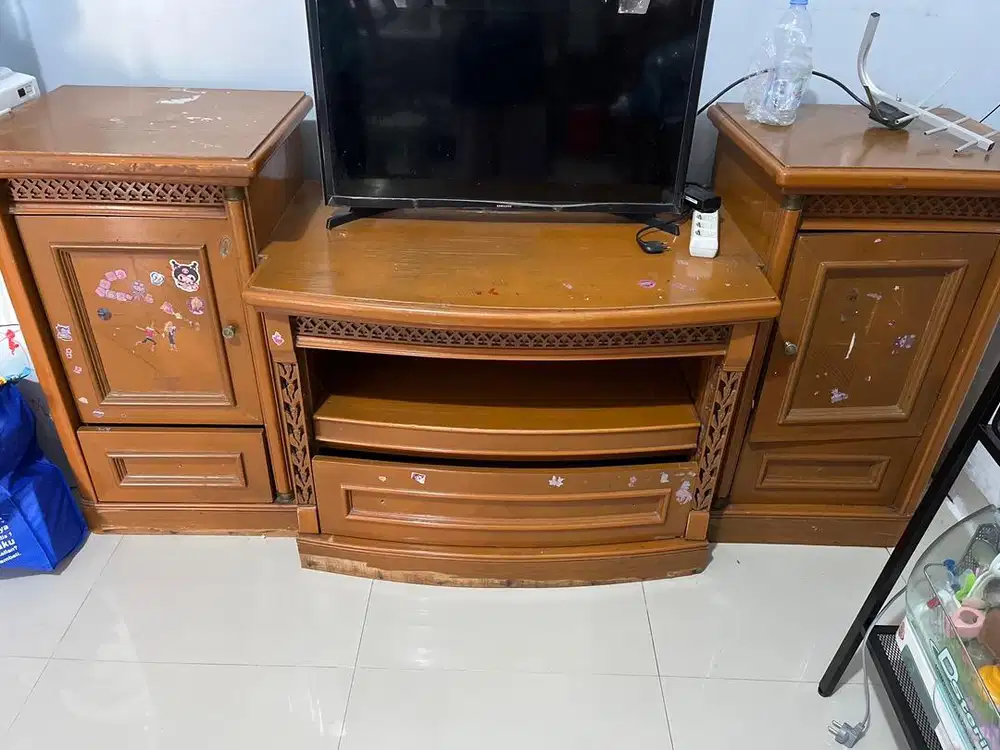 Di jual lemari tv dan buku