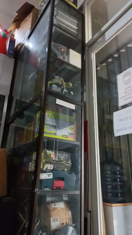 Etalase alumunium kaca