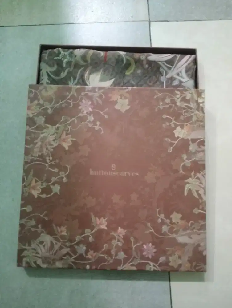 Buttonscarves square