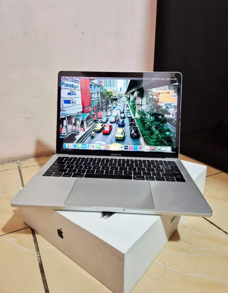 Macbook Pro 2017 256Gb 13inchi Silver Lengkap