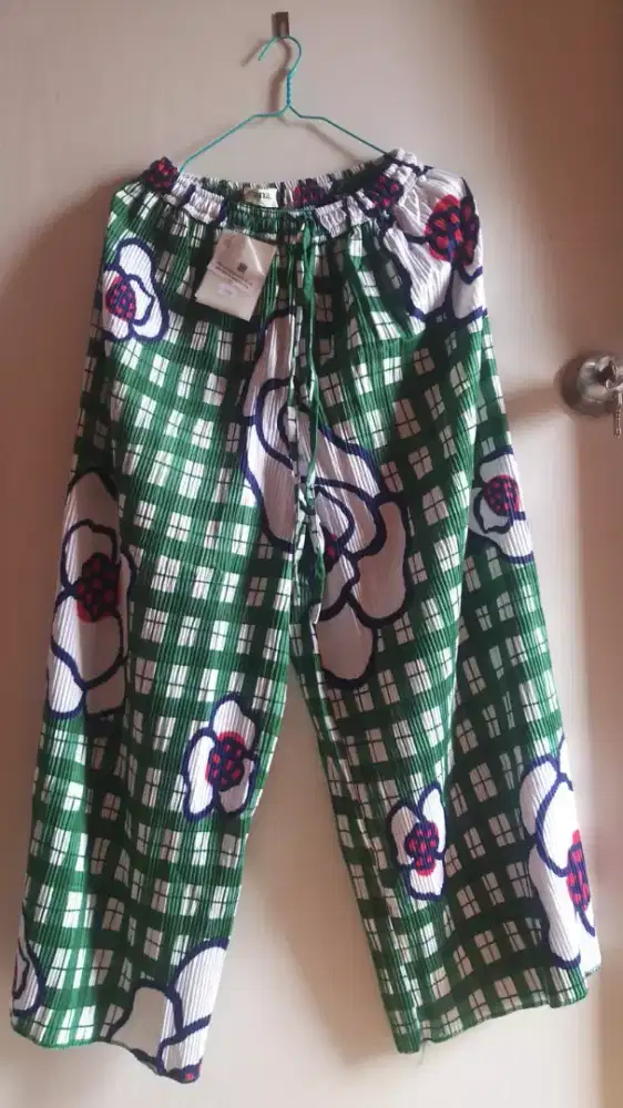 CELANA PLEATS PANTS KELLY