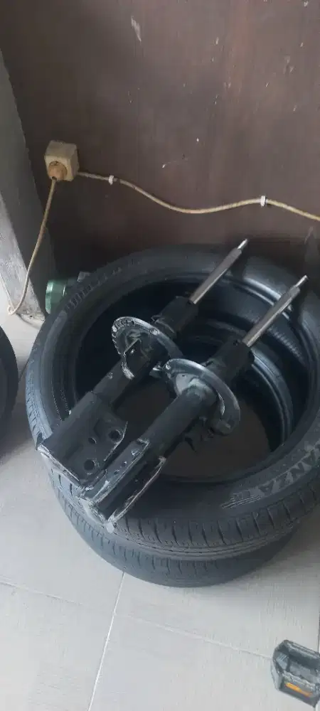 Jual shock sienta + ban turanza er33