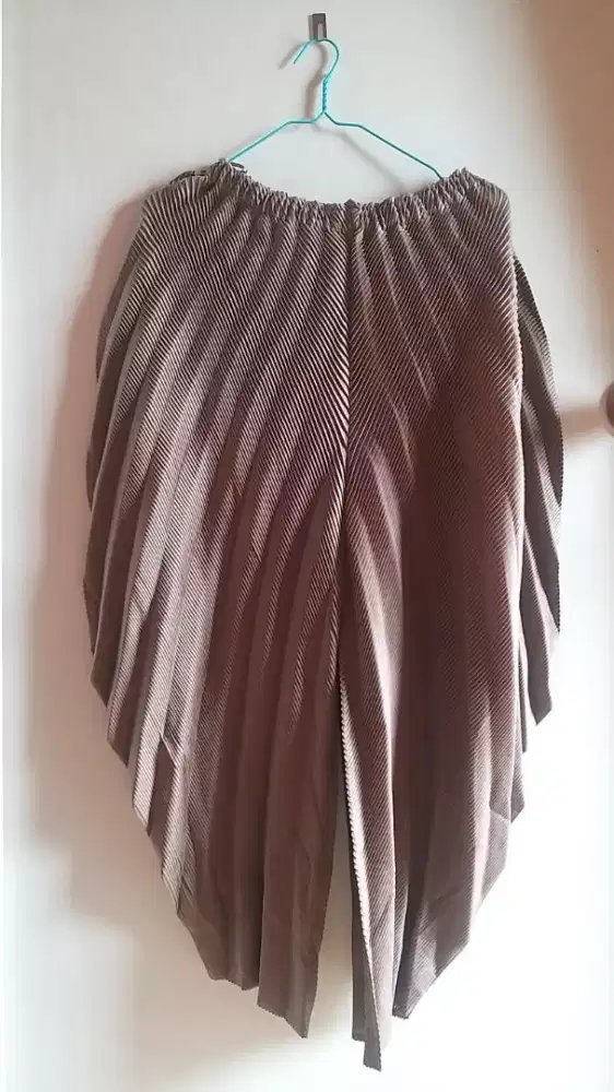 CELANA BANANA PLISKET