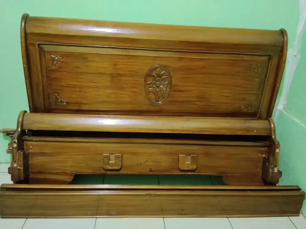 Dipan dan  lemari rias