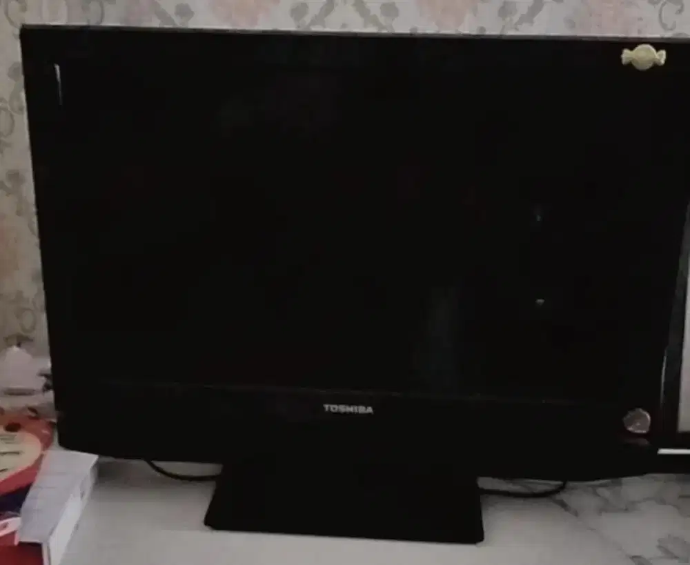 TV 24 Inch, merk Toshiba warna Hitam