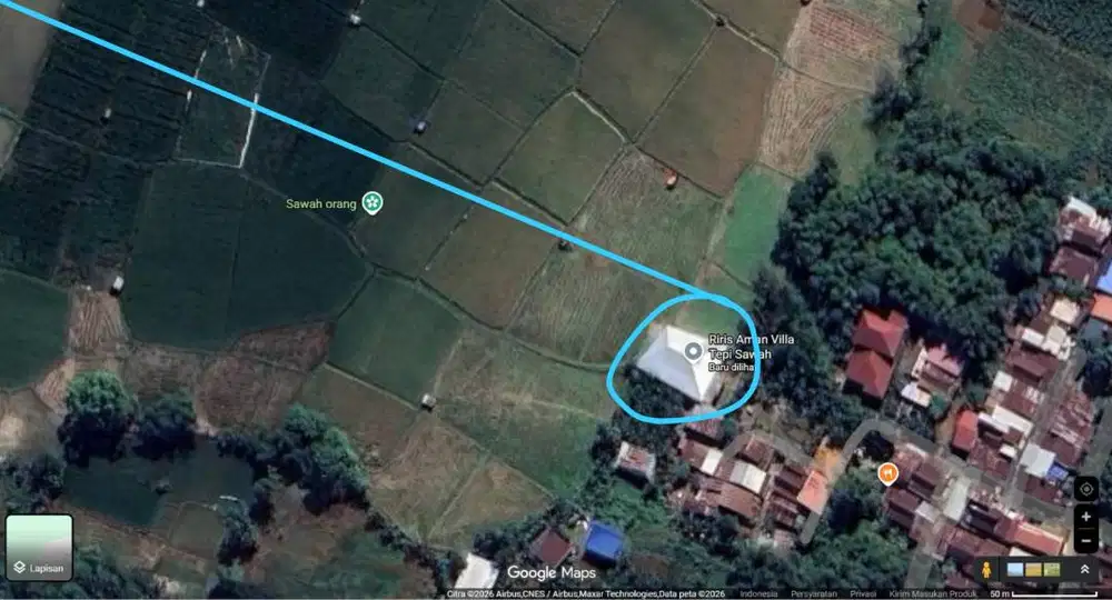 Bangunan Villa Tepi Sawah Perkotaan