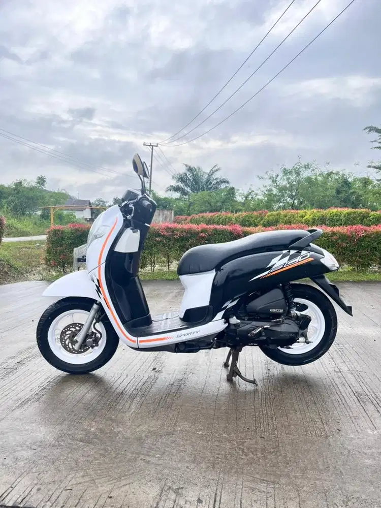 Scoopy 2018 hitam putih