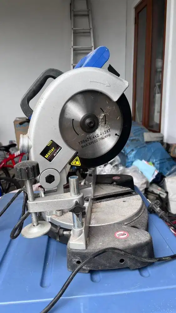 Mesin mitter saw