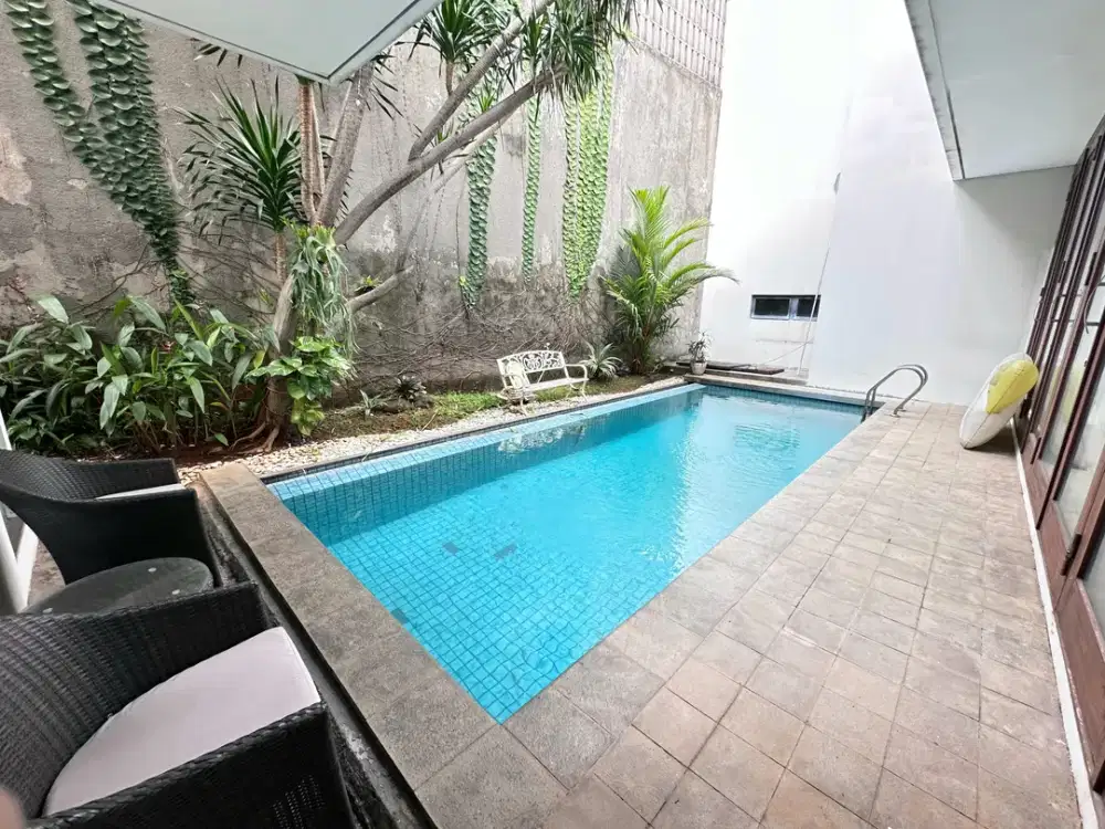 RUMAH MEWAH SEMIFURNISHED NYAMAN DENGAN SWIMMING POOL DI KEMANG
