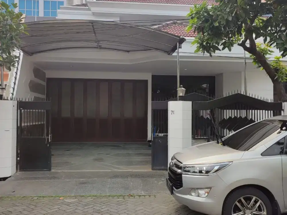 Disewakan Rumah Mewah 2 lantai di Trengilis Utara, Surabaya.