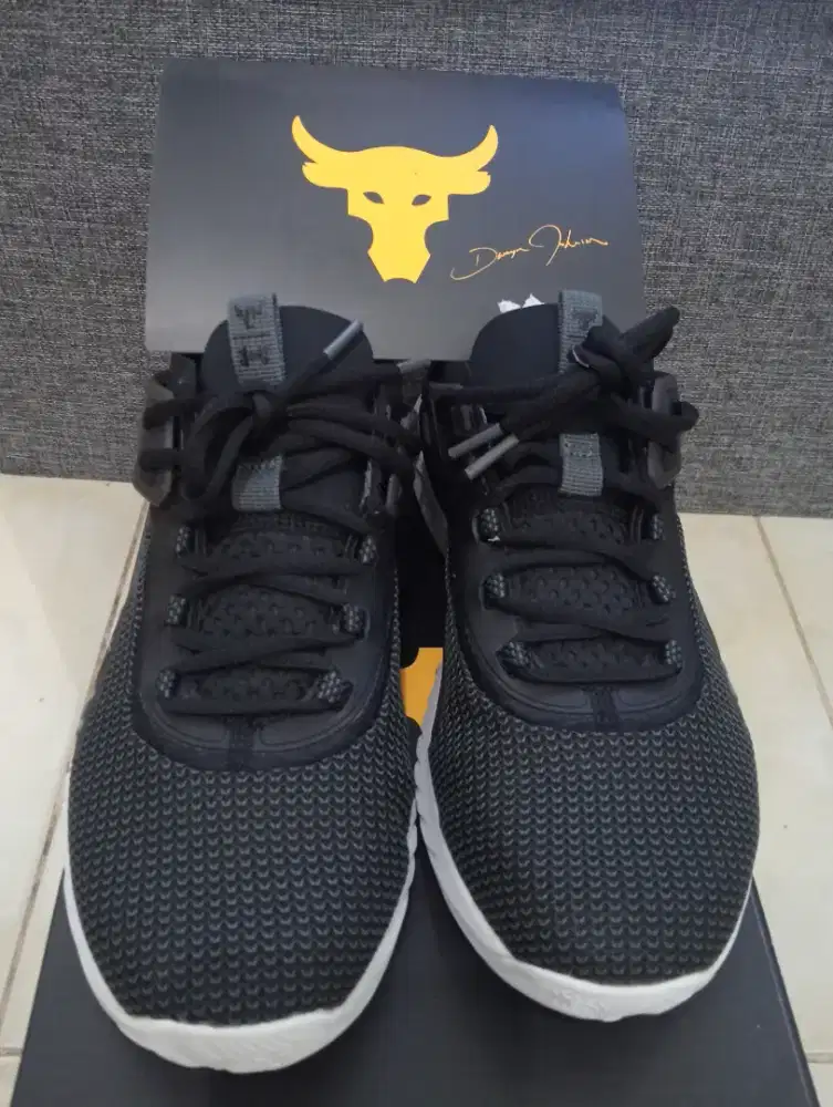 Sepatu olahraga under armour