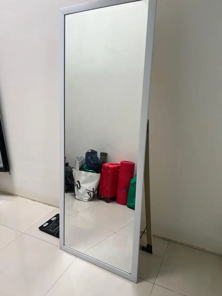 Cermin berdiri penyangga belakang