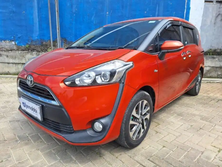 DP Rendah  8JT - Toyota Sienta 1.5 V Bensin-AT 2017 Orange