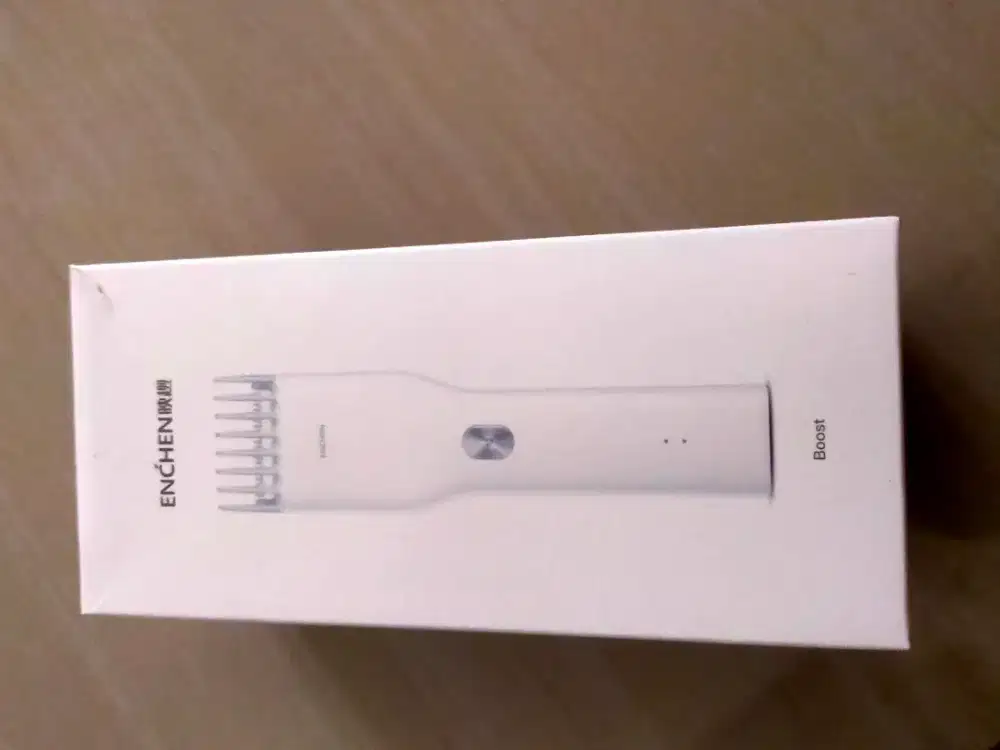 Alat cukur belum pernah dipakai.Segel dibuka