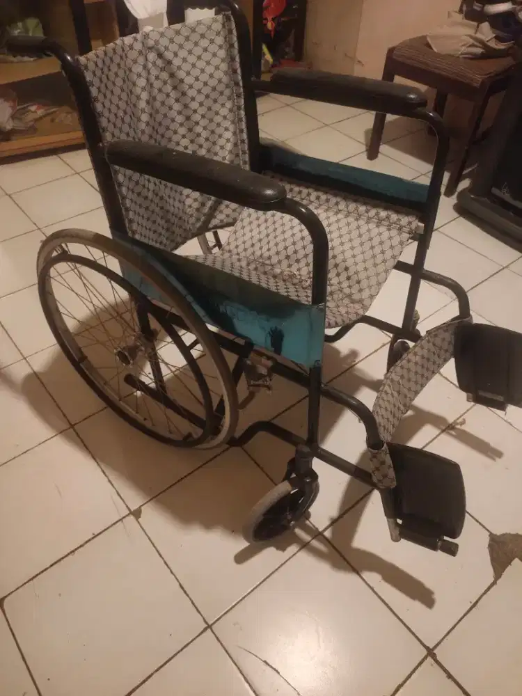 Kursi roda kondisi masih bagus cuma d pake 5 bulan