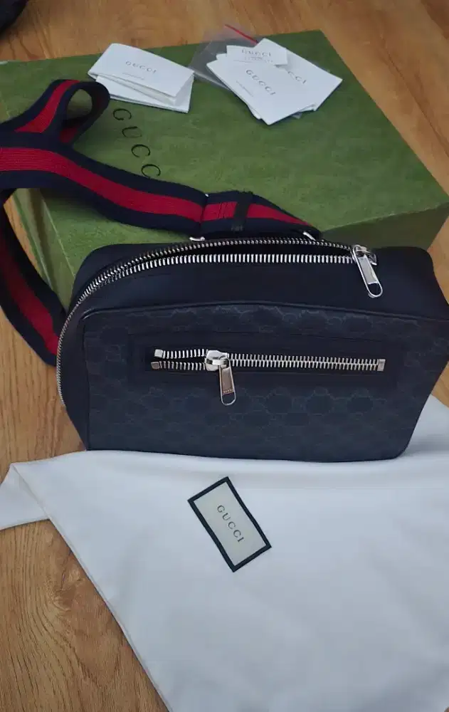 Tas Gucci black sling back pack
