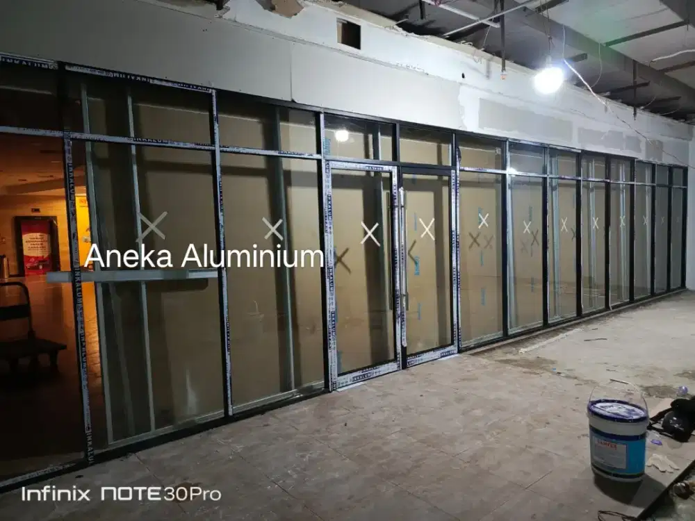 Sekat kaca aluminium