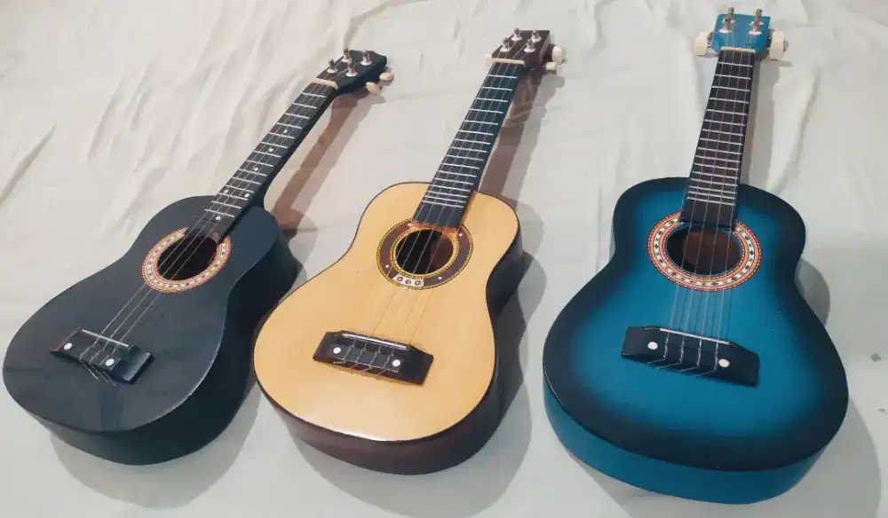Jual 3 gitar ukulele kondisi mulus sangat bagus jarang pakai murmer