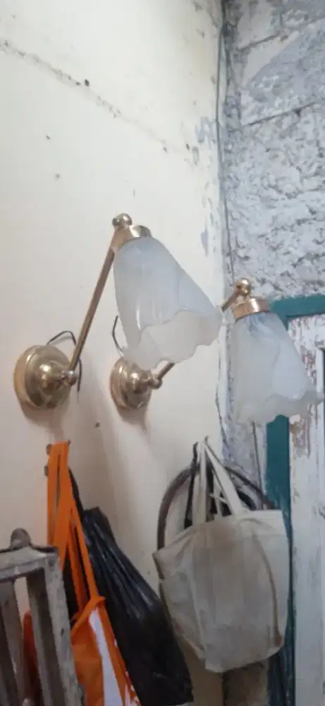 Lampu tembok kuningan