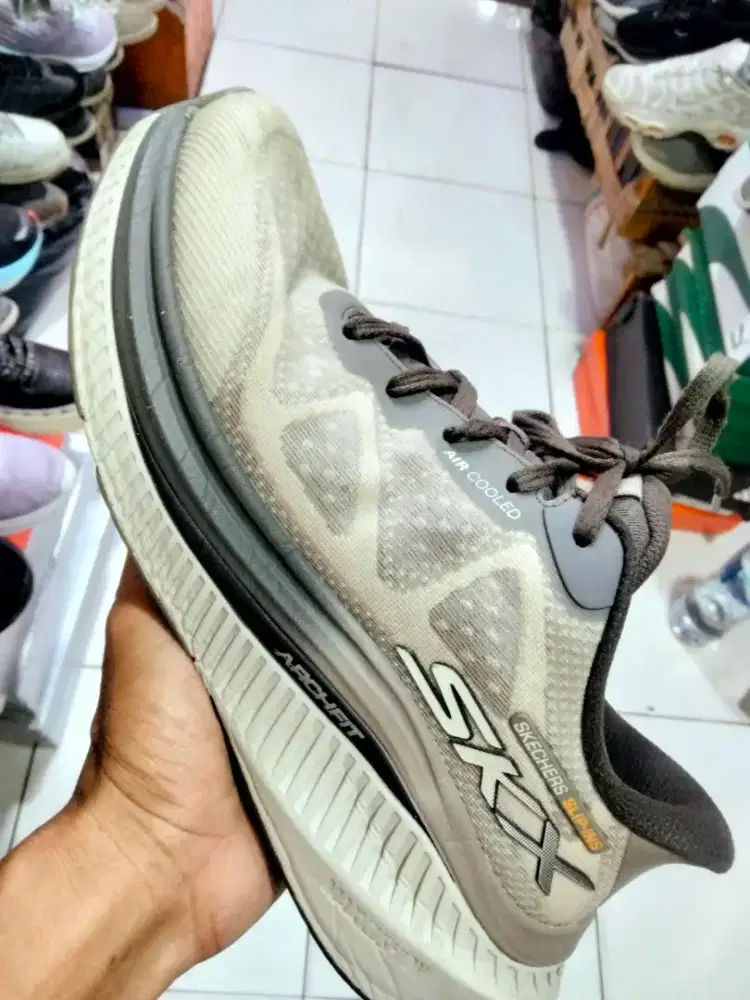 Sepatu running secen ori merk skecher no 42