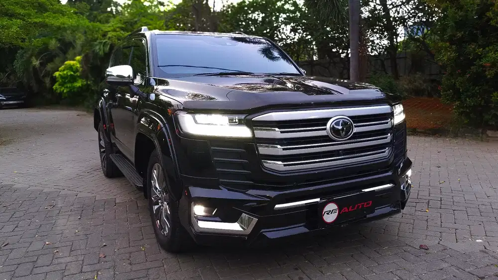 TOYOTA LAND CRUISSER VXR 300 AT HITAM