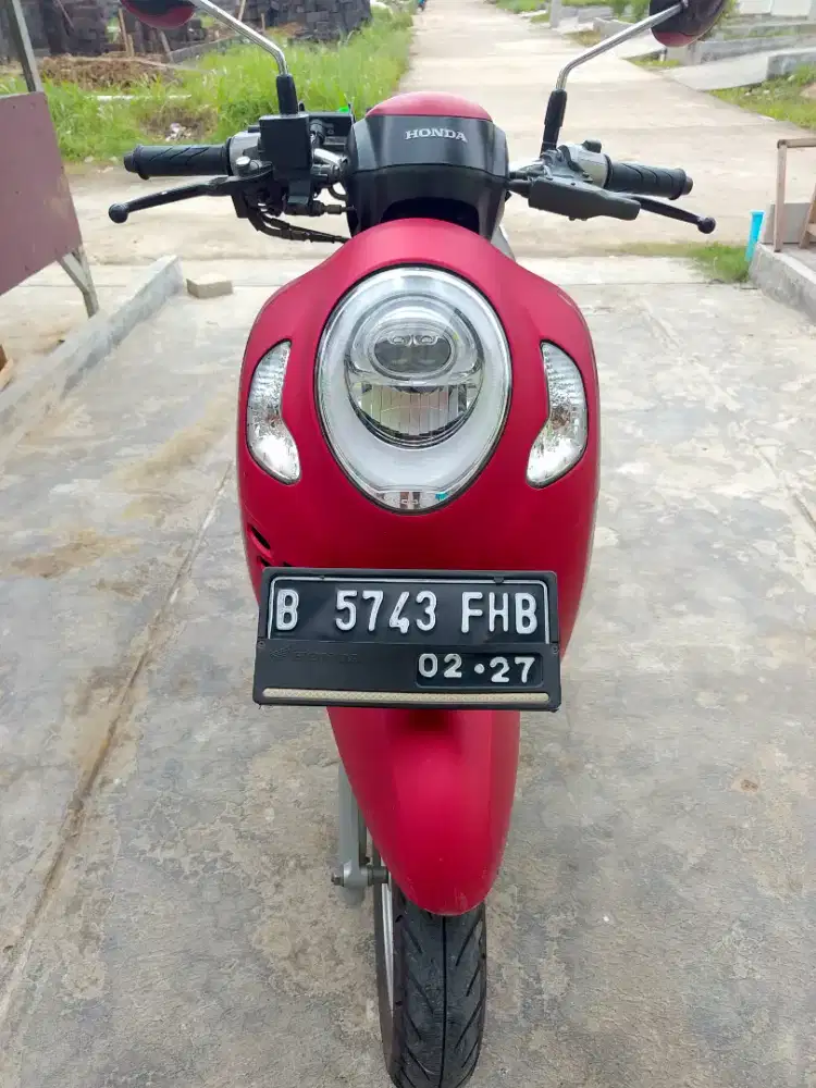 Motor Scoopy tahun 2022 warna merah milik pribadi tangan ke 2