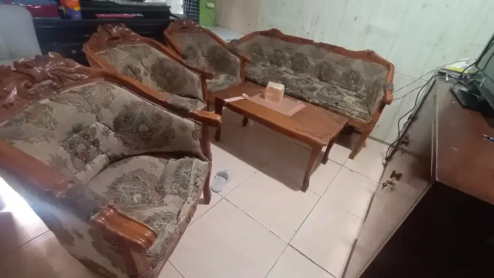 Satu set meja dan kursi 3