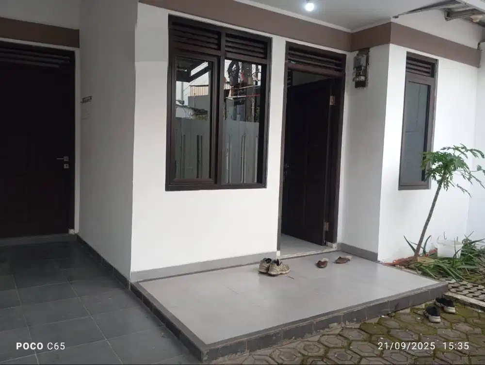 Disewakan Rumah Hoek 1,5 Lantai SemiFurnish Di Margahayu Raya