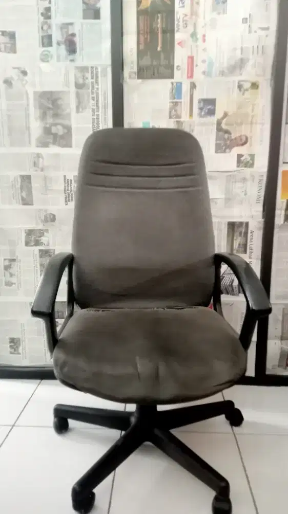 Kursi Kantor bisa putar 360 derajat, fungsi normal dan terbaik