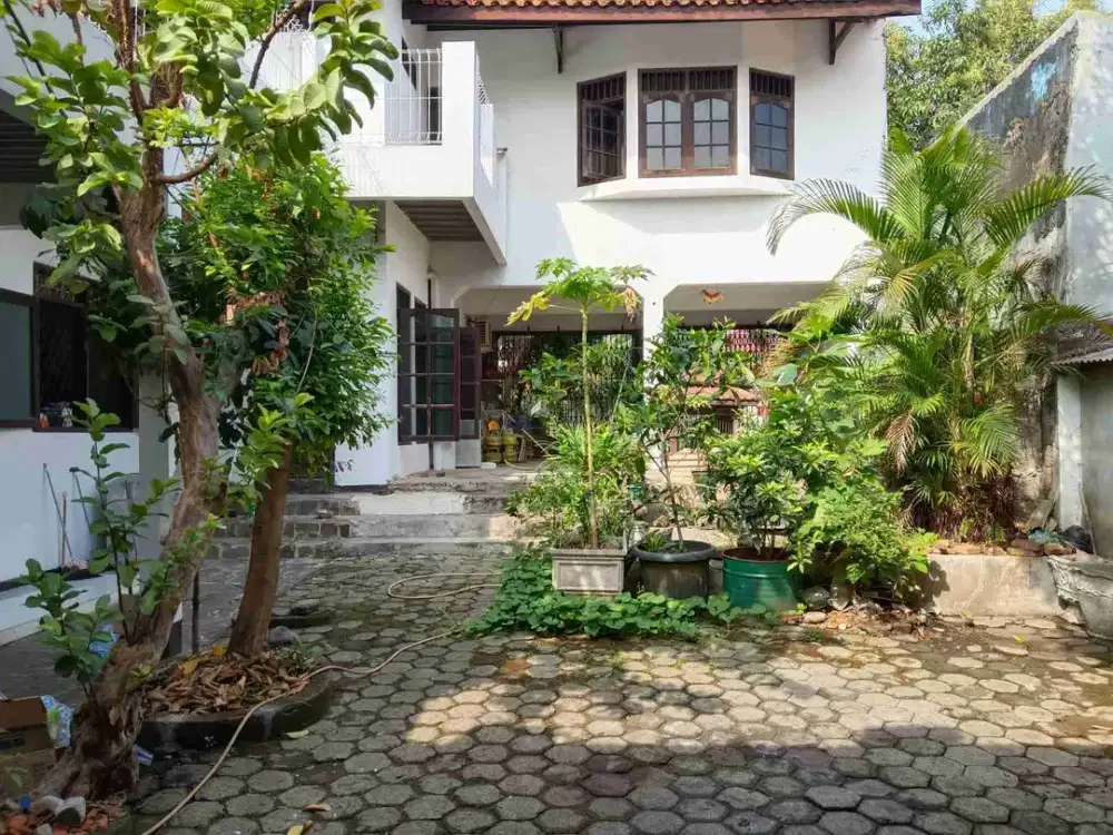 Rumah Dengan Halaman Luas di Jatiwaringin Bekasi