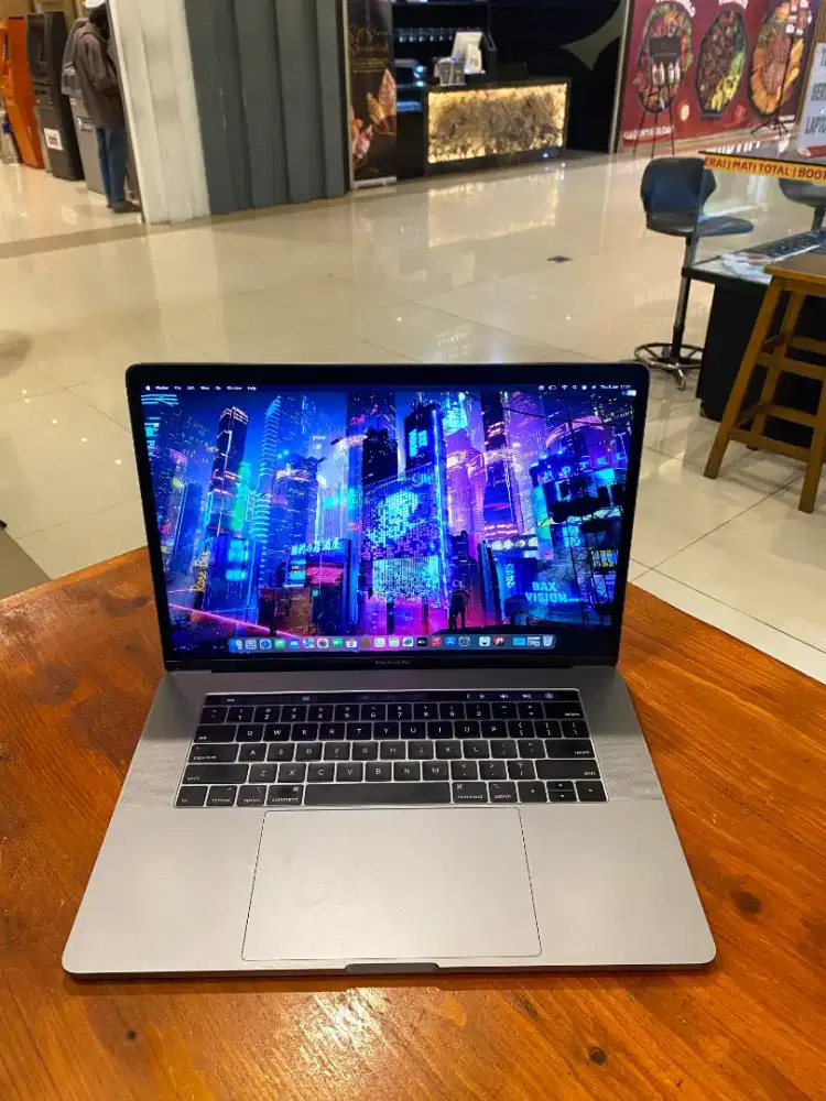 Macbook Pro 15 inch , 2019 touchbar