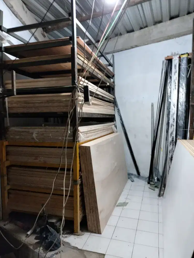 DIBUTUHKAN OB LAKI MAX 35 TAHUN  Toko Matrial