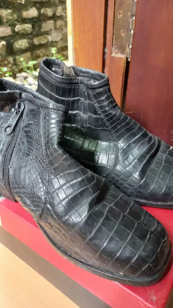 Sepatu dari bahan asli