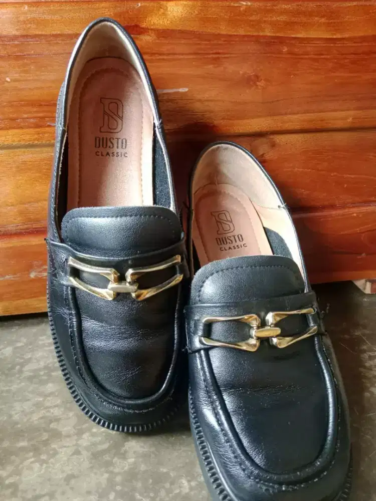 Sepatu kulit wanita merk Dusto