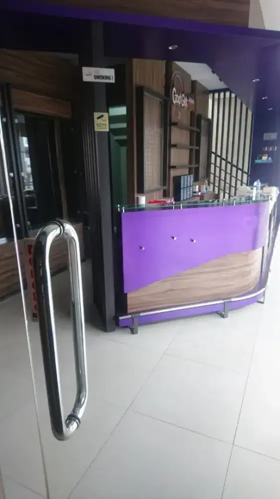 Etalase lemari kaca interior toko display meja kasir partisi konter hp