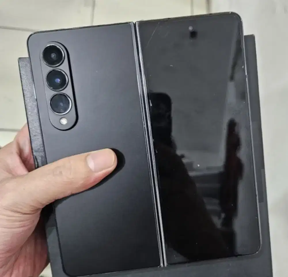 Dijual samsung Z Fold 3 5G 12/256 mulus layar blank