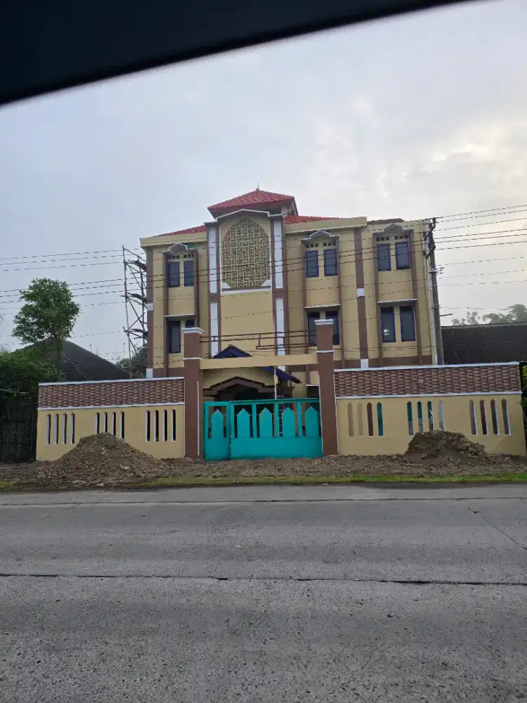 Di sewakan gedung 3 lantai . Baru saja di renovasi