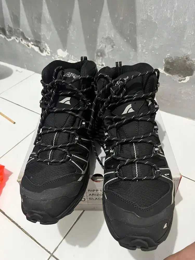 Sepatu Gunung Arei